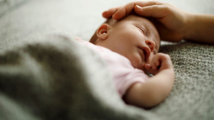 Lợi ích của sữa non với trẻ sơ sinh chậm tăng cân, biếng bú